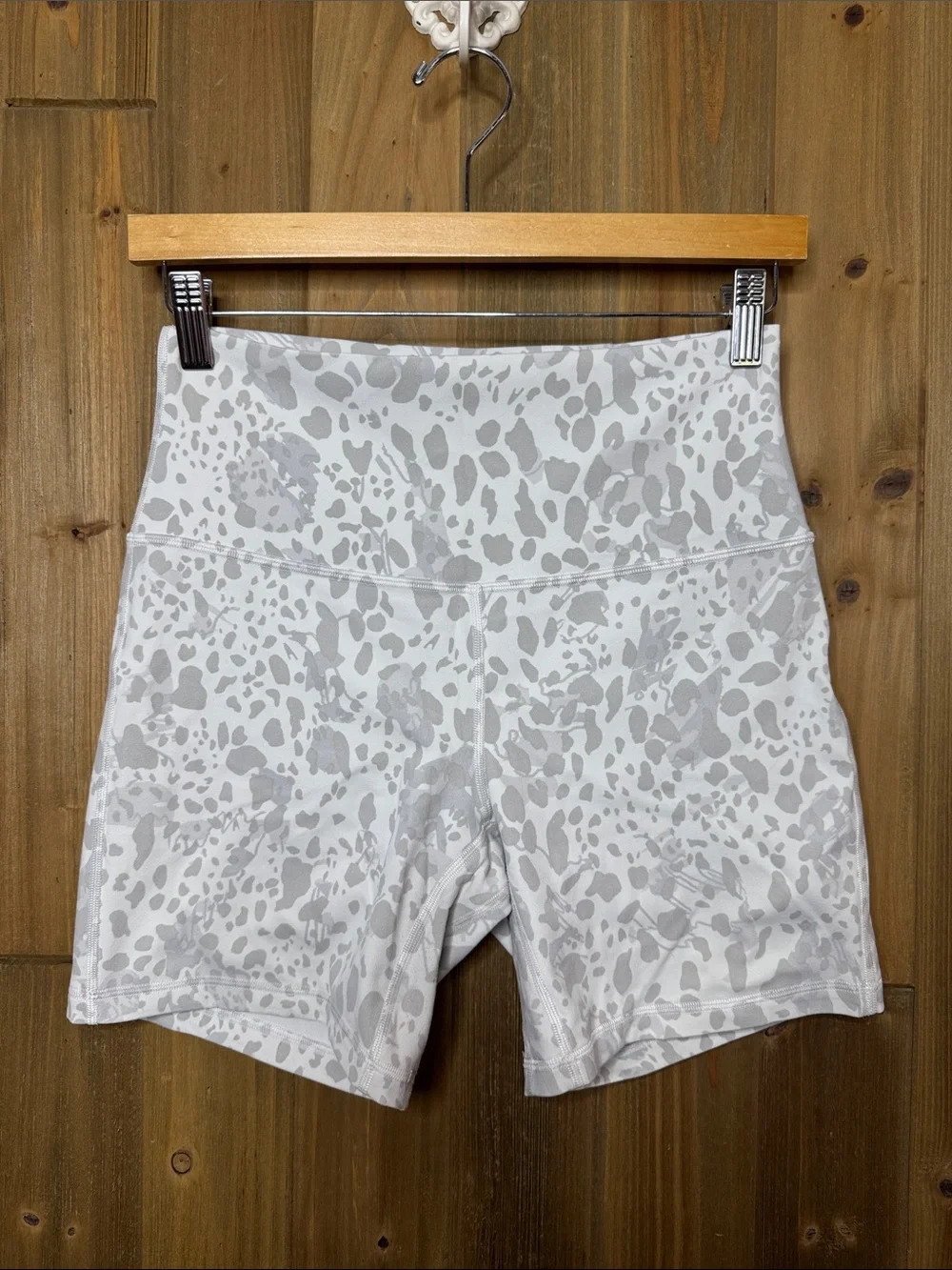 Lululemon Align 6” Biker Shorts White & Light Gray Printed Size 8